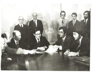 Assinatura de contrato da Hispanobrás no gabinete do Ministro Shigeaki Ueki