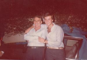 Carro que ganhou do pai, aos 18 anos. Era um Monza, ficou conhecido depois como Luiz Monza. Carro chegou com um laço, a meia noite. Da esquerda para direita: Guglielmo Galluzzi, Luiz Galluzzi.