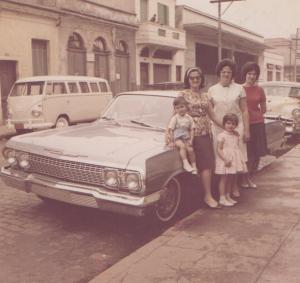 Onde hoje é uma exportadora era a casa da avó de Rosana, na Rua Benjamin de Oliveira, 313. 
Na foto: Vitor Paschoal Leddomado (irmão), Lilia Antonieta Guglielme (tia), Ana Cristina Leddomado (irmã), Amália Guglielme (tia), Concetta Guglielme (prima)
