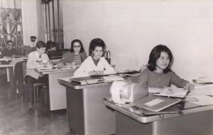 Um dia de trabalho no escritório no Brás, maioria dos empregados eram de origem japonesa. 
Na foto: Carlos Carneiro da Fonseca, ________, Marina _______, __________, Marina ___________..