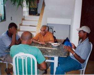 Churrasco e dominó em família. Da esquerda para a direita, no sentido horário: Edilson (pai), Adriano (irmão), Zé (tio) e André.