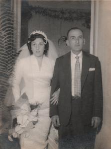 Mãe e avô de Rosana saindo da casa dos avós para o casamento, na Rua Benjamin de Oliveira, 313.
Na foto: Rosina Guglielmi (mãe) Paschoal Guglielmi (avô).