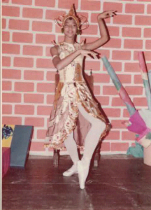 Dilma dançando “Boneca Oriental”.