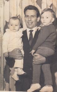 Alguma festa no Brás, pai segurando os dois filhos.