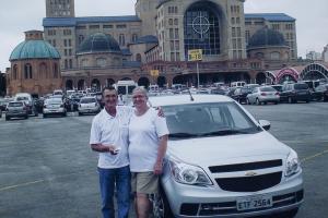 A tradição continuou e todo ano o casal viajava até a Basílica para agradecer todas as bênçãos recebidas. Nessa foto, o casal Doni e João estão encostados no carro da família.