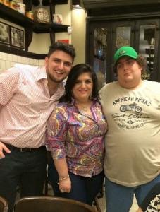 Comemorando o aniversário de Rosana, com os filhos na Pizzaria do Brás. 
Na foto: Matheus Masironi Leddomado, Rosana Leddomado, Rodrigo Masironi Leddomado.
