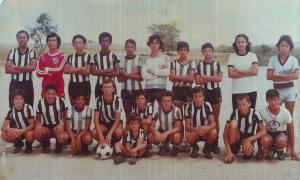 Robson, aos 14 anos de idade, em seu primeiro time de futebol. Poção – PE. Ele está agachado, segurando a bola