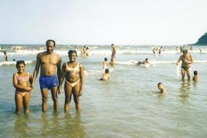 Preta ao lado da irmã, Raquel, e do avô, Liberino, na praia