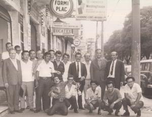 Almoço de fim de ano entre amigos que trabalhavam juntos no Brás. Foto tirada na Rua do Gasômetro.
Da esquerda para direita: Ernesto____, Fuji _____,Carlos Carneiro da Fonseca, Eduardo Ada, Edson Gonçalves da Silva, Nicolino Di Veneri, Victor Mastrorosa, Agenor Alves de Araújo.