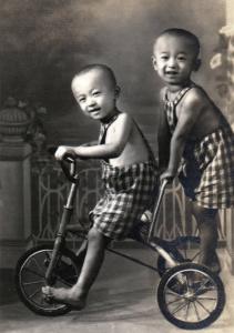 Imagem duplicada de Tai na bicicleta. Montagem feita pelo seu pai, que era fotógrafo. O fundo foi pintado por seu pai também.
Seu pai era multiartista: pintor, músico, arquiteto, etc.