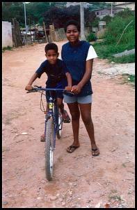 Karina ensina o irmão Edilson a andar de bicicleta. Esta foi a primeira bicicleta dos irmãos.