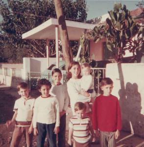 Inês e seus primos posam na frente da casa de seu tio. Esq.-dir.: Paulo Lima Pessoa, Carlos Henrique Lima Pessoa, Inês Fernandes Correia, Sônia Maria Lima Pessoa, Cláudia Lima Pessoa (no colo), Renato Lima Pessoa e Ricardo Lima Pessoa.