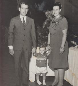 Numa festa familiar. Luiz tinha 2 anos. Na foto, Guglielmi Galluzi, Luiz, Ermínia Labate.