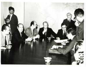 Assinatura de contrato da Hispanobrás no gabinete do Ministro Shigeaki Ueki
