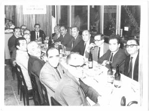 Confraternização de fim de ano da Vale em um restaurante do Edíficio da Avenida Central, dos grupos de controle e administrativo, que sempre se reuniam. Estão presentes na foto, na cabeceira da mesa à esquerda: Walter Faria, Oswaldo Simões, Europe Caciare, Hélio Thevinardi, Paulo P. Ramos, Adolfo Alencar Araripe, Coronel Dalmo Bragana, Francisco Fabiano Braulio, Wanderlei Brandão; à direita de Walter Faria: Leandro Augusto Pereira, José Ribeiro Montamoios, Evaldo Gomes, Eduardo Prange, José Alves de Paula, Max Alencar Araripe e José Vicente Faria.
