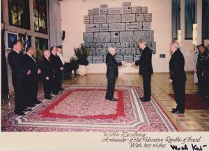 O embaixador brasileiro Sergio Eduardo Moreira Lima entrega as suas credenciais ao então presidente de Israel, Moshe Katsav.