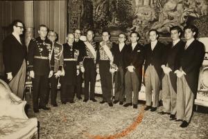 O então secretário Rubens Ricupero (terceiro da direita para a esquerda) posa para foto junto com outros funcionários e autoridades que serviam na embaixada brasileira em Buenos Aires, por ocasião da cerimônia de entrega de credenciais do embaixador recém-chegado Manuel Pio Corrêa (no centro da foto).