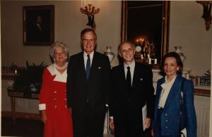 O embaixador Rubens Ricupero e sua esposa Marisa posam para foto ao lado do presidente dos Estados Unidos George H. W. Bush e a primeira-dama Barbara Bush. A foto foi feita na Casa Branca, por ocasião da apresentação de credenciais do embaixador Rubens Ricupero ao então presidente dos Estados Unidos.