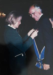 Foto que registra o momento em que o embaixador brasileiro em Bogotá, Synesio Sampaio Goes Filho, recebe uma condecoração da ministra de Relações Exteriores da Colômbia, María Emma Mejía.