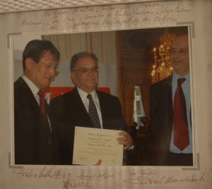 Foto que registra o momento em que Jeronimo Moscardo recebe uma homenagem de 