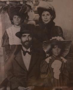 José Alfredo Graça Lima, sua esposa Marisa e as filhas Mariana e Marcela posam para retrato feito em daguerreótipo. A foto foi feita durante o período em que Graça Lima esteve em missão em Washington e a família veste uma indumentária característica, própria da composição de retratos de família.