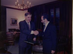 O diplomata José Alfredo Graça Lima cumprimenta o diretor do GATT, Peter Sutherland, por ocasião da formalização do depósito do instrumento de ratificação do Tratado de Marrakesh que encerrava a rodada Uruguai de negociações tarifárias.