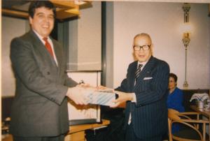 Paulo Sérgio Bozzi, à época responsável do setor econômico da Embaixada brasileira em Tóquio, recebe um presente do empresário japonês Tadao Ueshima, presidente da Ueshima Coffe Company.