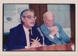 Registro do embaixador Jorio Dauster falando na Comissão de Relações Exteriores da Câmara dos Deputados diante do deputado federal Ulysses Guimarães,  à época presidente desta comissão.
