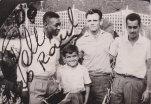 Aos 9 anos de idade, Raul de Taunay posa para foto com os jogadores Pelé, Pepe e Zito, ídolos do Santos Futebol Clube, durante uma excursão do time pela cidade de Lima, no Peru.