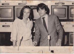 Raul de Taunay, à época trabalhando na Embaixada brasileira em Paris, acompanha os bastidores de programa televisivo sobre o Brasil, produzido e transmitido pelo canal TF1.