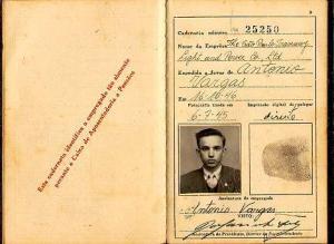 A primeira carteira de trabalho de Vargas, com 14 anos - Na Light and Power. As primeiras carteiras de trabalho foram concedidas para os trabalhadores da Light, segundo o Decreto 20455 de outubro de 1931.