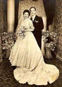Casamento de Vargas e Dina na Igreja do Sagrado Coração de Jesus, no Bom Retiro, dia 19/01/1957. A recepção foi realizada no salão do Grêmio Recreativo Fontoura, do Laboratório Fontoura Serpe, que cedeu o espaço. A foto foi feita num estúdio do Bom Retiro no mesmo dia do casamento.<br>