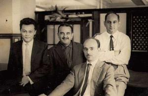 Na foto: Roberto Correia Alves, Ivan Lopes da Silva e Antônio Vargas (sentado). Vargas e colegas do departamento de Linhas e Estruturas da Light, posando no local de trabalho. Naquele dia o colega Ivan levou maracujá de sua fazenda no Mato Grosso que era do tamanho de um melão cuja existência os outros colegas duvidavam.