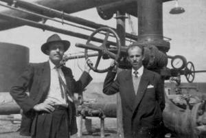Na foto: Batista e Antônio Vargas. Vargas trabalhou de 1948 a 1952 na construção da usina. Ele era responsável pelo serviço hidráulico. O senhor Batista era o interprete, poliglota. A usina foi construída em cima de uma rocha, foi necessário explodir a rocha para as obras.