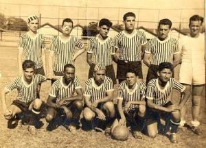 Na foto: Antônio Vargas, Leonardo Carone, Wilson, Lizeu, não identificado, França, não identificado, Oswaldo Medeiros. Glória era um dos times da Light que disputavam o torneio - Jogos Operários entre empresas (equivalente ao Operários do SESI atualmente), era um dos times ligados a Secel e ao almoxarifado geral. Vargas era o ponta-direita.