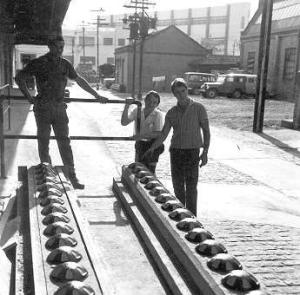 Na foto: Alves, Trizini e Magri. Magri, como ajudante geral, no seu local de trabalho na produção de tartarugas (obstáculos de rua) nas Oficinas do Cambuci.