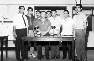 Na foto: Stella, Magri, Aniceto, Orlando, Moreno, José, Pironi, Toninho e Busico na entrega de troféus do Dominó nas Oficinas do Cambuci, campeonato promovido pelo FotoClube Light Cambuci nas oficinas do Cambuci. Magri e Pironi foram a dupla vencedora.