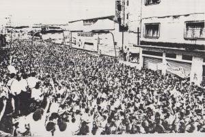 Na foto: Assembleia que aprovou  greve de 1987. Mais ou menos, três mil pessoas participaram da assembleia em frente à sede do Stieesp na Liberdade. A greve abarcou funcionários da Cesp e Eletropaulo e durou em cinco dias. As reivindicações foram parcialmente atendidas. Magri discursou em cima de uma Kombi para a multidão.