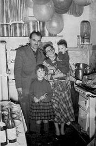 Na foto: Arnaldo Jubelini, Sonia Regina Jubelini, Rapha Jubelini e Arnaldo Jubelini Jr. A festa aniversário foi na residência dos Jubelini na Rua Costa Aguiar n° 2312 fundos, no Ipiranga. A foto foi feita na cozinha. Arnaldo morava nos fundos da casa da avó. Arnaldo não cessava de olhar as bexigas porque ficava admirado com as cores.
