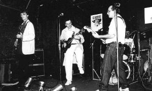 Na foto: Bruno Tancredo Filho, José Henrique Bonvino e Arnaldo Jubelini. Arnaldo tocando no conjunto de rock 
