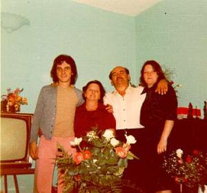 Na foto: Arnaldo, Ralpha, Arnaldo (pai) e Sônia Regina. A família Jubelini comemora as Bodas de Prata dos pais. A família comemorou sozinha a data. A irmã Sônia ja era casada nessa ocasião.