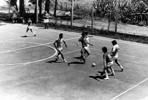Jogo comemorativo de fim de ano da diretoria da Acel na quadra do Socorro. O time de Arnaldo ganhou de 2 a 1, sendo um gol de placa de Arnaldo. Destaque para a postura, os pés fora do chão, sendo que, o direito, tocará o solo na pontinha, como um bailarino. A sombra, no chão, demonstra a simetria absoluta da postura. Após mais um drible, Arnaldo venceu o goleiro Toninho (então tudo como o melhor da Eletropaulo/ Light) com um leve toque entre as pernas.