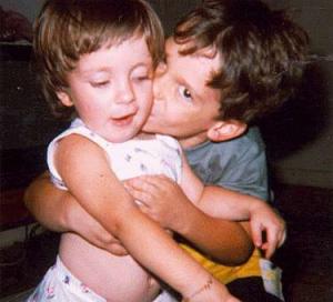 Na foto: Giulia e Rafael. Filhos de Arnaldo na residência  desse. Na ocasião Rafael tinha seis anos e Giulia, dois anos. Após tirar a foto Rafael brigou com a irmã.