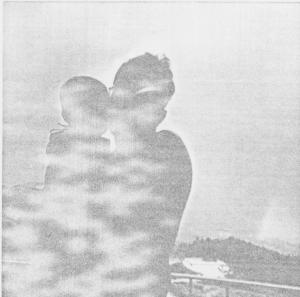 Na foto: Rafael e Arnaldo Jubelini. A família foi passear em Serra Negra para descansar. A foto foi tirada de um mirante quando Rafael tinha apenas alguns meses. A foto estava colada no painel da sala de Arnaldo na Granja Julieta.