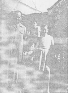 Na foto: Arnaldo (pai), Arnaldo Junior., João Batista Jubelini e Sônia Regina. Arnaldo junto com o pai, a irmã e o tio em frente a residência da avó na Av. Costa Aguiar, n°2312. Arnaldo morava nos fundos da casa da avó. Sônia Regina quebrou o braço vindo quando voltava para a casa, da escola e Arnaldo riu do tombo. O pelido de Arnaldo nessa época era 