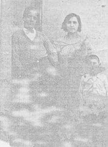 Na foto: irmão e Irmã Julia. Irmã Julia era uma amiga da família de Arnaldo. Cega, viveu sozinha durante os últimos anos de sua vida. Era casada com Miguel Martins Agacil. Irmã Julia era uma pessoa inteligentíssima, sensível e paranormal. Arnaldo, aos quinze anos, costumava ir a sua casa para ler livros como a Bíblia, Sartre e esotéricos/espíritas. O cachorro dela se chamava Fidel Castro. Chamavam Arnaldo de 