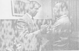 Na foto: Antônio Rogério Magri e Arnaldo Jubelini Jr,  o primeiro estava perguntando a Magri como ele e Arnaldo (pai) conseguiram roubar um salame na Sbel do Cambuci, quando os dois trabalhavam juntos lá. Homenagem ao Ministro do Trabalho e Previdência Social Antônio Rogério Magri pela diretoria da Eletropaulo na Rua Xavier de Toledo. Arnaldo era gerente do Departamento de Imprensa. Magri trabalhou com o pai de Arnaldo nas Oficinas do Cambuci.