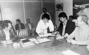 Na foto: Luis Nogueira, Maria Lucione, Antônio Rogério Magri e José Cabral (ex-presidente do Stieesp). Ao fundo, sindicalistas. Lucione toma posse no Stieesp como Diretora da Mulher, sendo a primeira mulher a participar do Sindicato dos Eletricitários na diretoria.