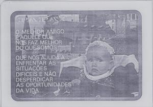 Fotografia com portifólio tirada na escola, com lendas alusivas ao Dia dos Pais. As roupas de Luciana, filha da entrevistada, foram provistas pelo estúdio fotográfico Diretriz Produções Fotográficas. Luciana tinha um ano e seis meses.