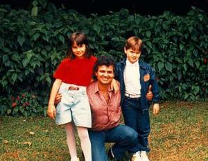 Karina Bazzani Godoy Marinheiro, Paulo Henrique Godoy Marinheiro e Fernando Bazzani Godoy Marinheiro. Família tirou a foto num passeio panorâmico que fez sobre São Paulo num avião da TAM. A foto foi tirada no Aeroporto de Congonhas.